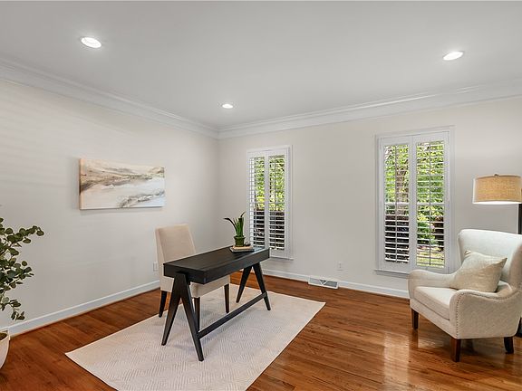 5th image of 312 English Oak Rd