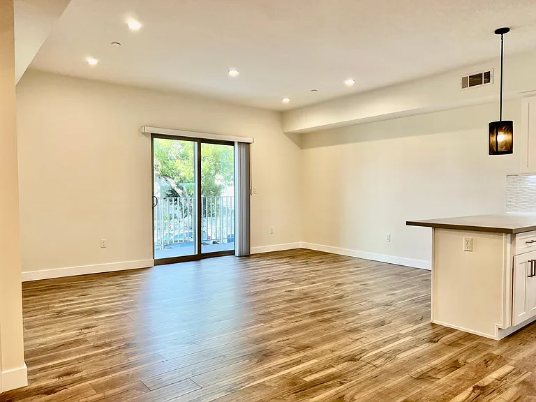340 N Oxford Ave #202 — Photo 7