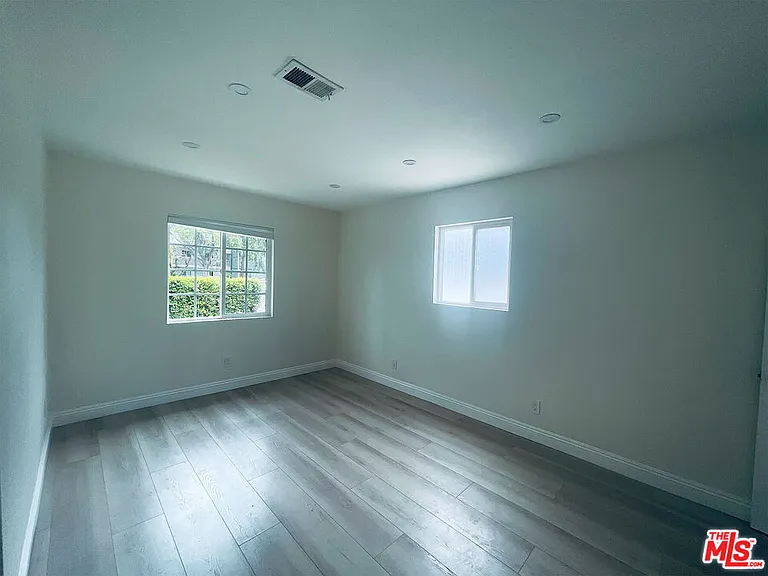 22131 Victory Blvd — Photo 15