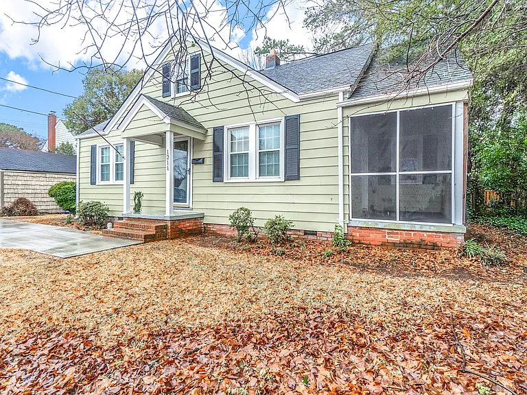 1211 Larchmont Cres — Photo 3
