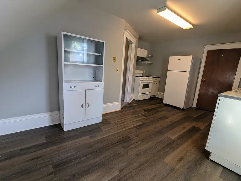 22 E Maple St #B — Photo 2
