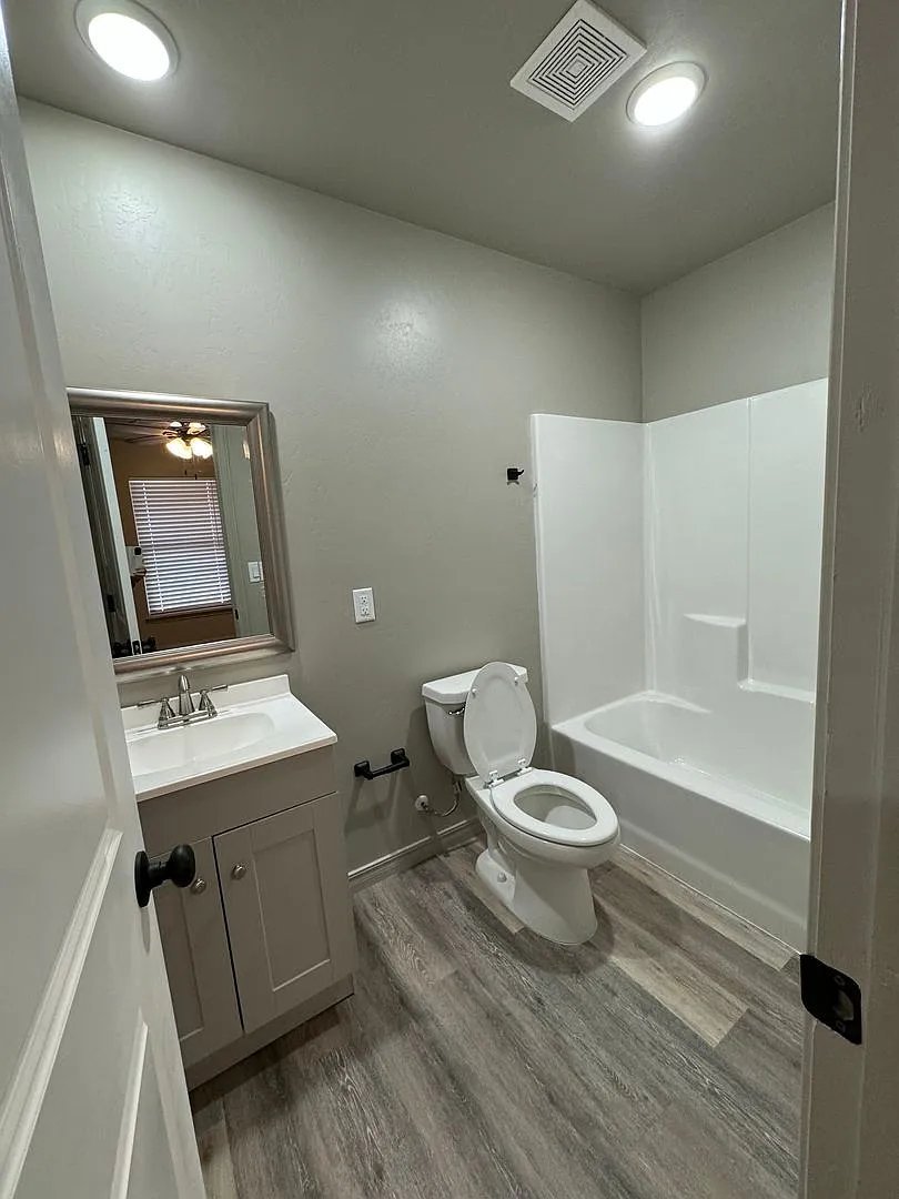 109 East 6th Street — Photo 4