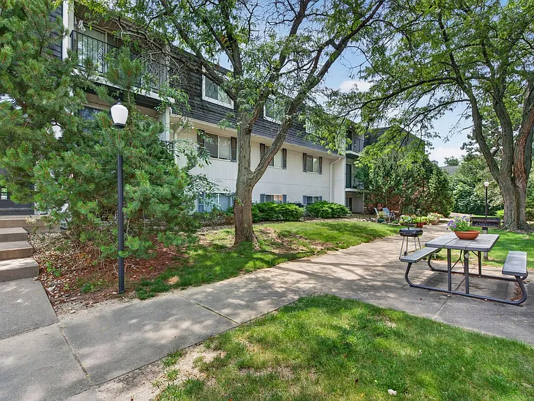 Hollow Hills Apartments — Photo 138