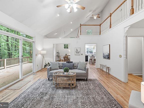 3rd image of 616 Hickory Cir