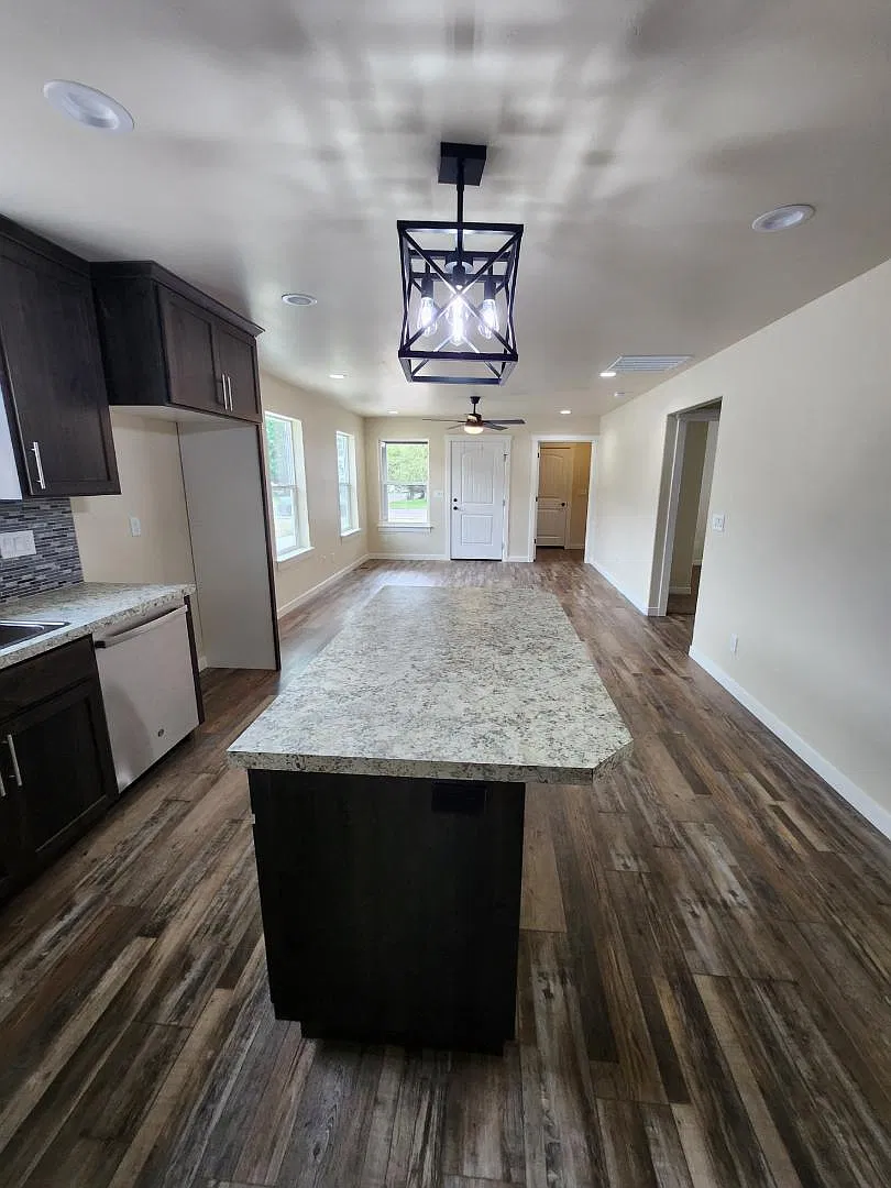 1304 N Buchanan St - B — Photo 3