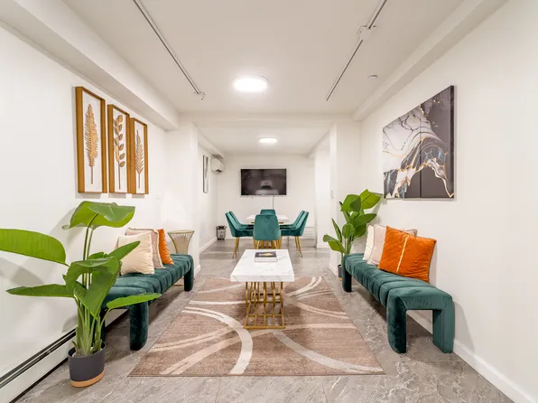 212 East 70th Street B image 2 of 16