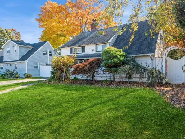 80 S Cabot Lane, Westbury, NY 11590