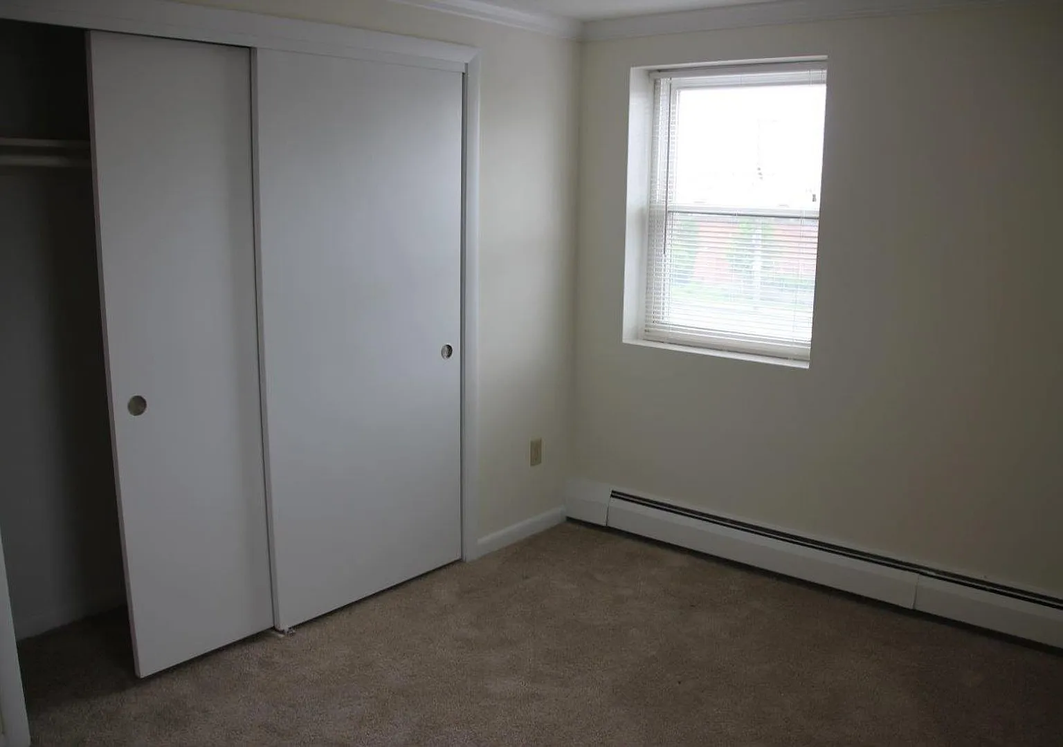 Charming 2 Bedroom-No Broker Fee — Photo 3