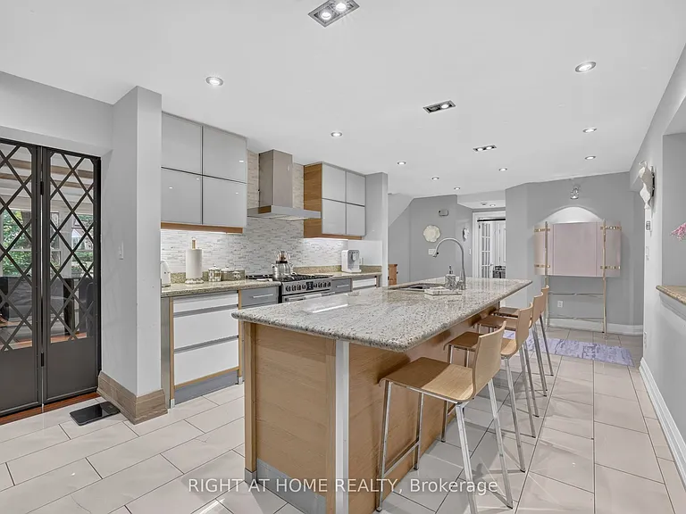35 Brightbay Cres — Photo 13