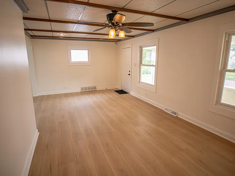 9105 Bancroft Ave — Photo 13