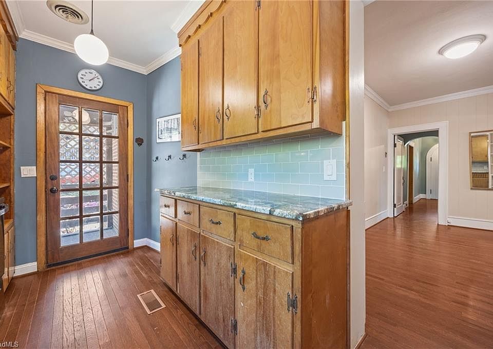 16th image of 224 W Colonial Dr