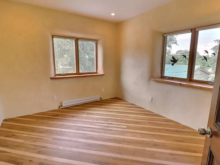 345 Niagara Ave — Photo 15