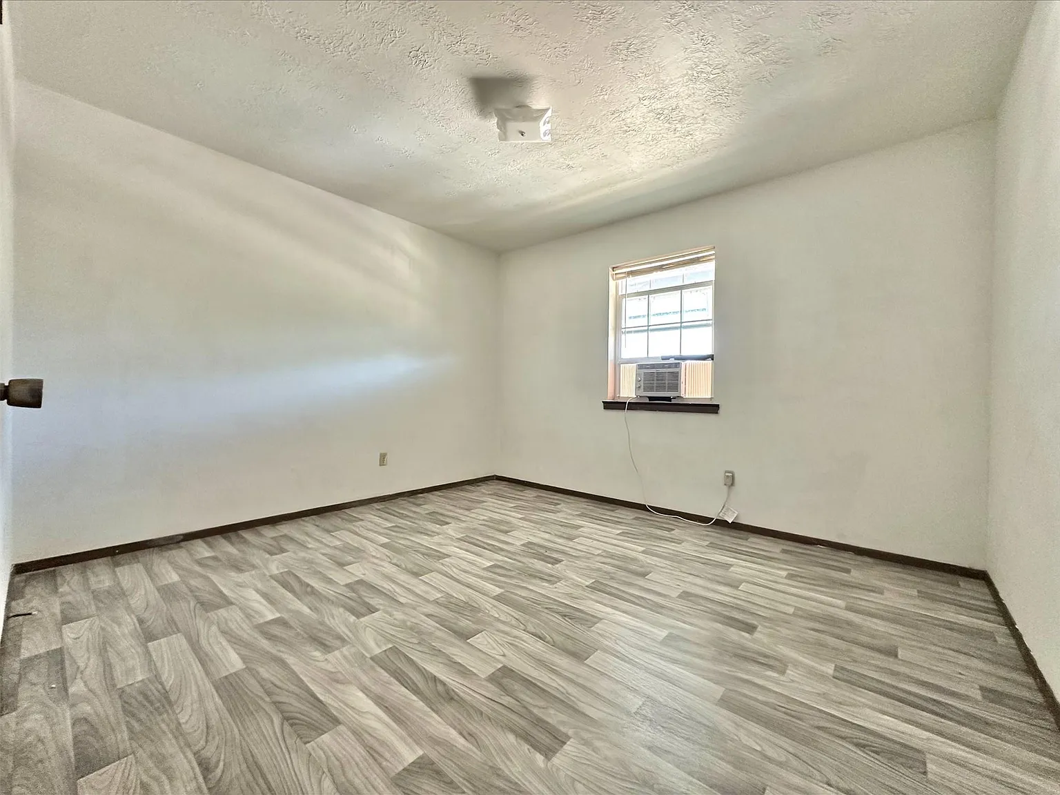 2 bed, 1.0 bath, 648 sqft, $800 — Photo 1