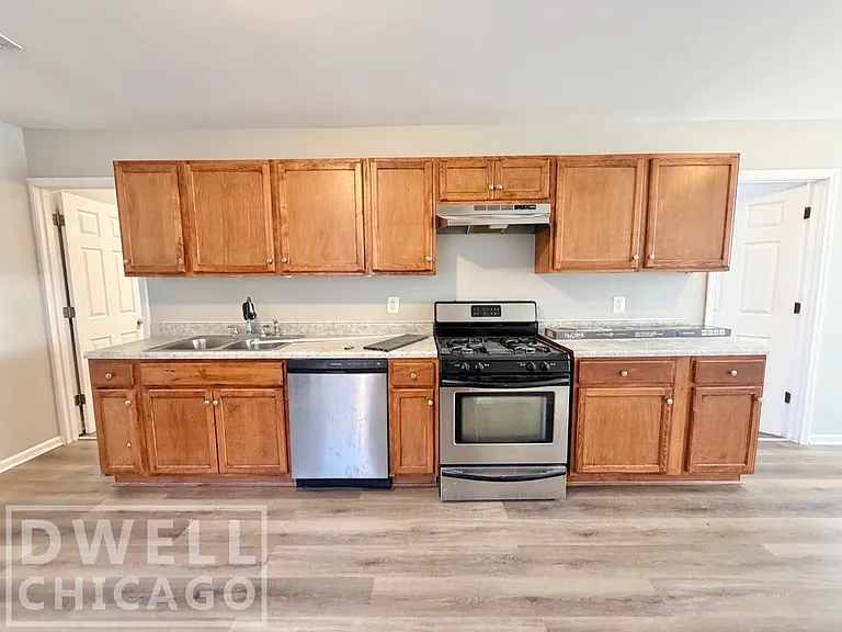 2131 S Fairfield Ave #CH1 — Photo 5