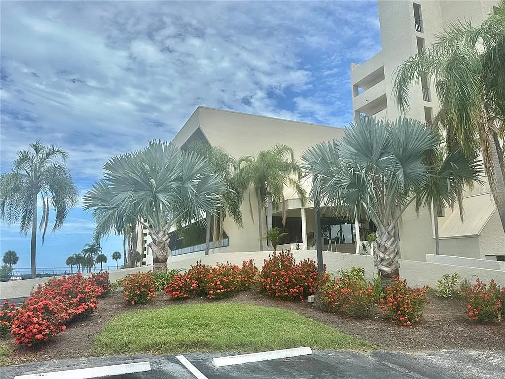 2 bed, 2.0 bath, 950 sqft, $2,500 — Photo 2