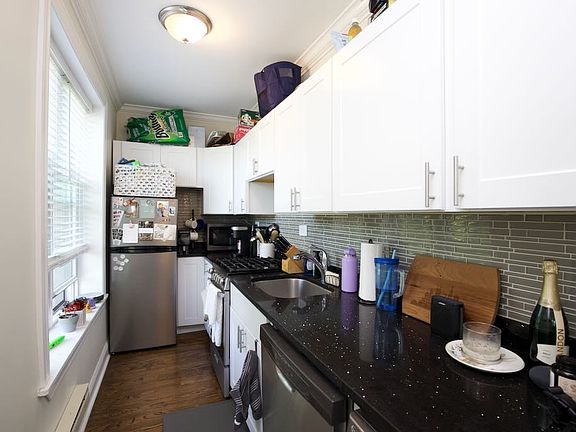 3rd image of 923 W Waveland Ave #B3
