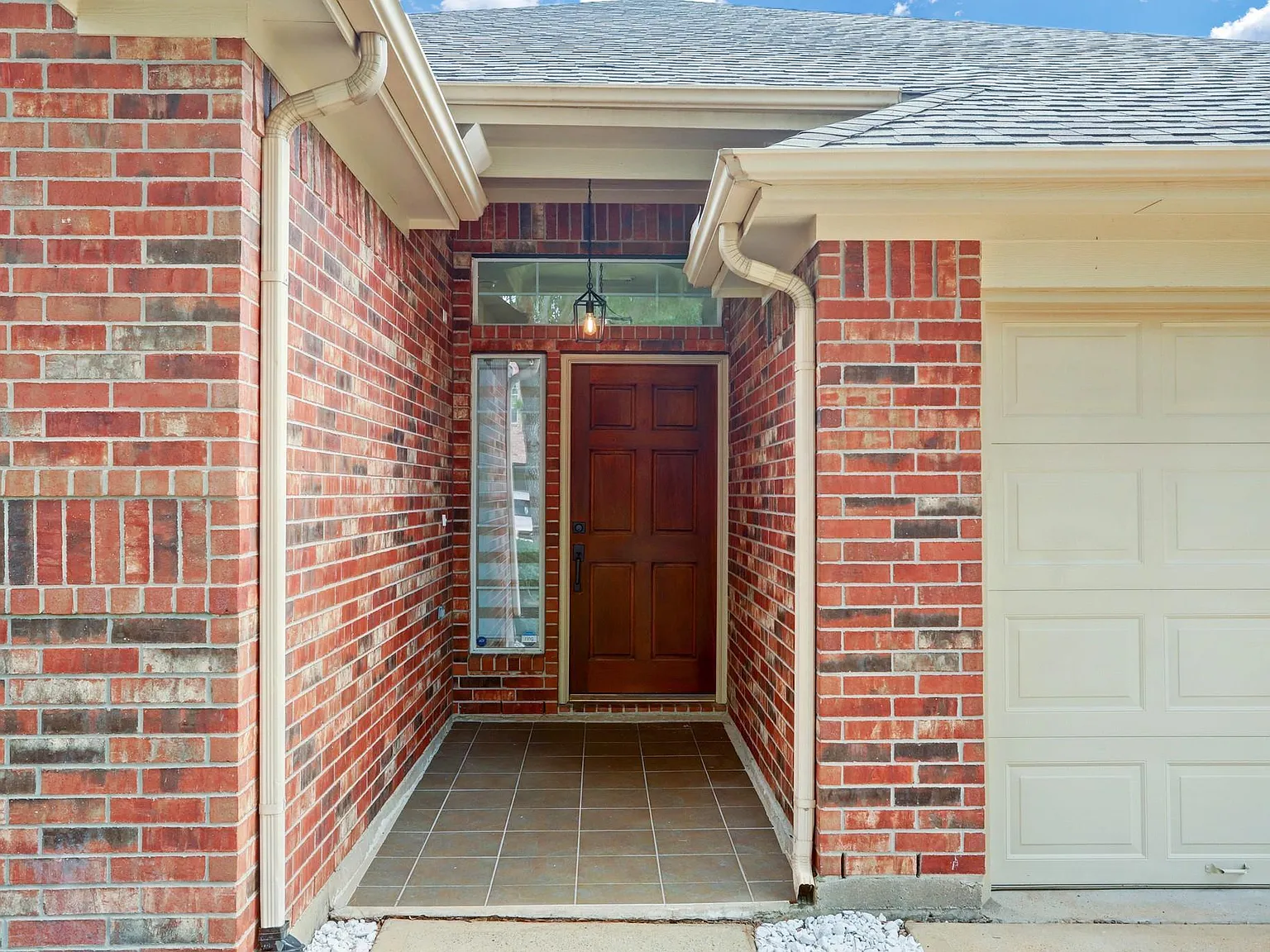 3 bed, 2.0 bath, 1646 sqft, $2,100 — Photo 2