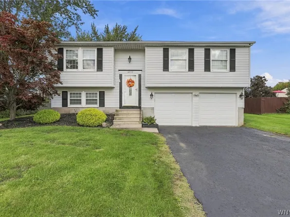 6593 Royal Pkwy S, Lockport, NY 14094