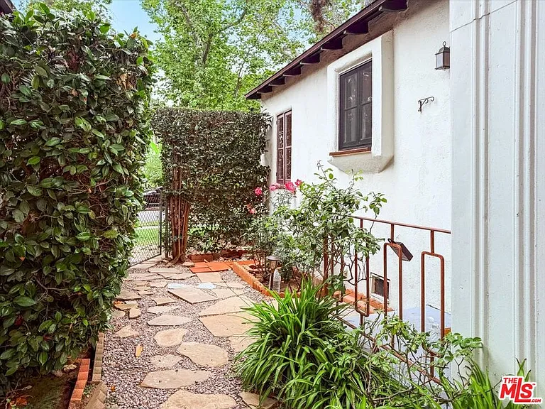 4328 Goodland Ave — Photo 40