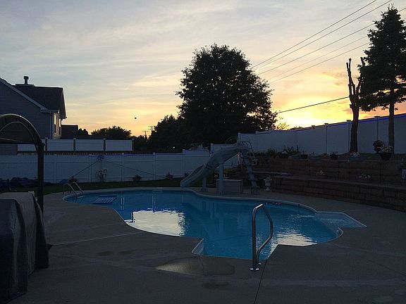 4th image of 909 E Barton Ln