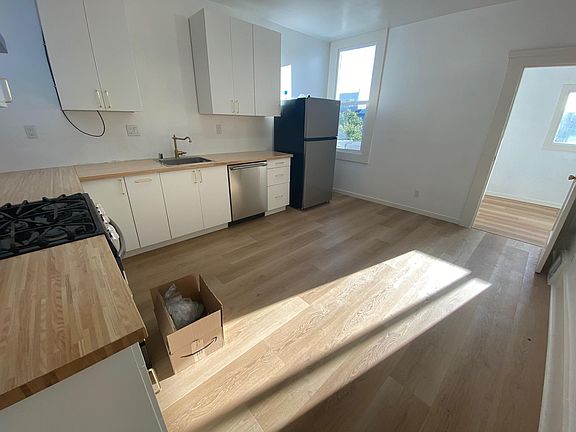 3rd image of 267 Lee Ave