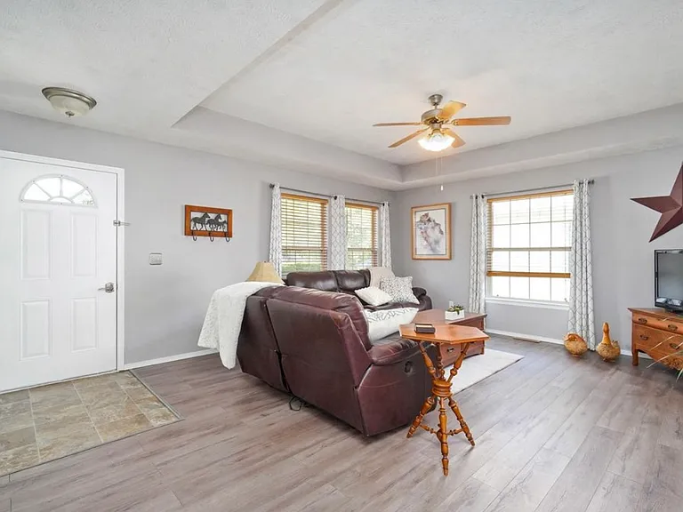 2540 W Delmar St — Photo 5