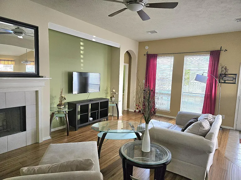 9406 Sunlake Dr — Photo 2