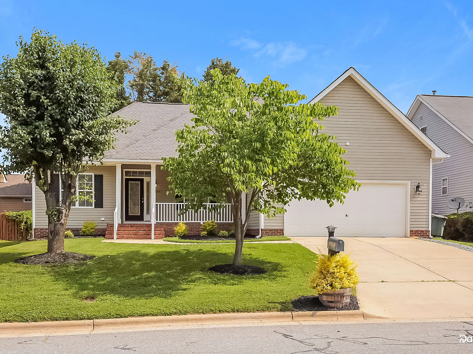 3 bed, 2.0 bath, 1776 sqft, $2,335 — Photo 1