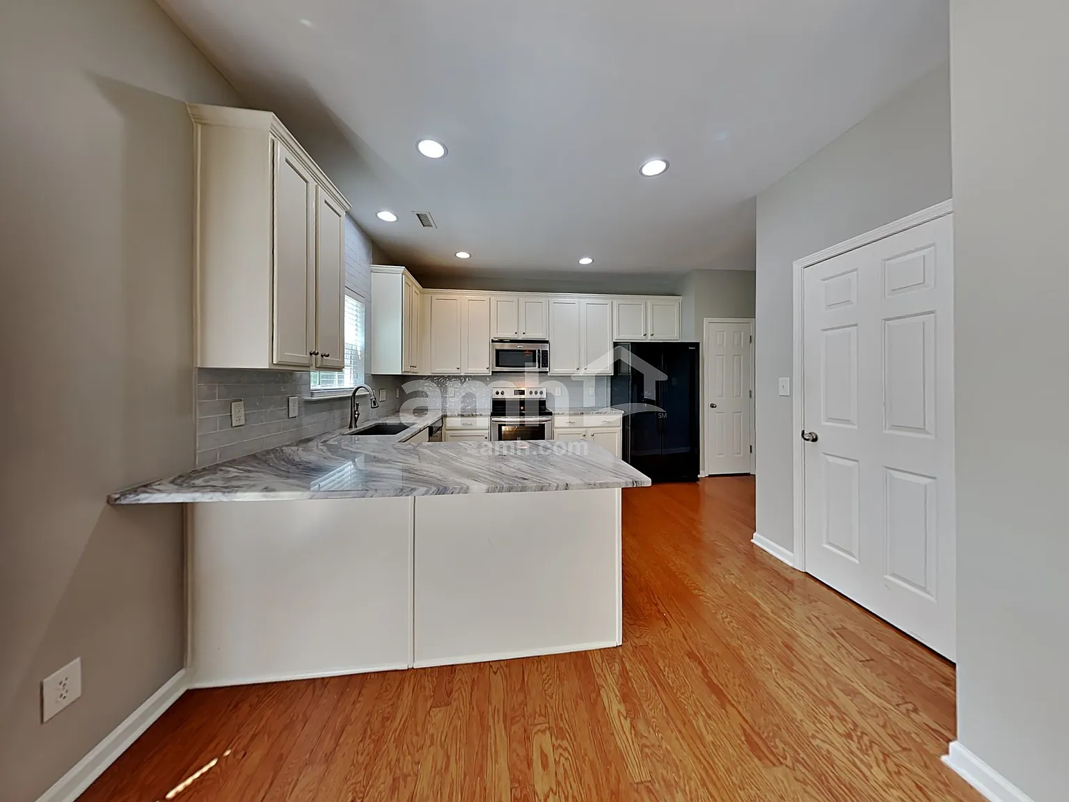 4 bed, 2.5 bath, 2284 sqft, $2,275 — Photo 4