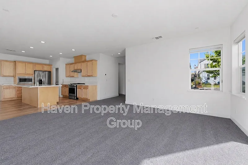 4 bed, 3.5 bath, 2246 sqft, $3,145 — Photo 4
