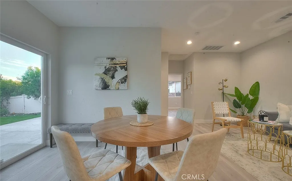 3 bed, 2.0 bath, 1020 sqft, $3,200 — Photo 4
