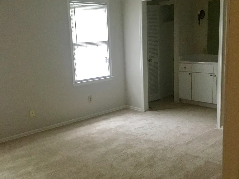 815 Seabury Ct — Photo 8