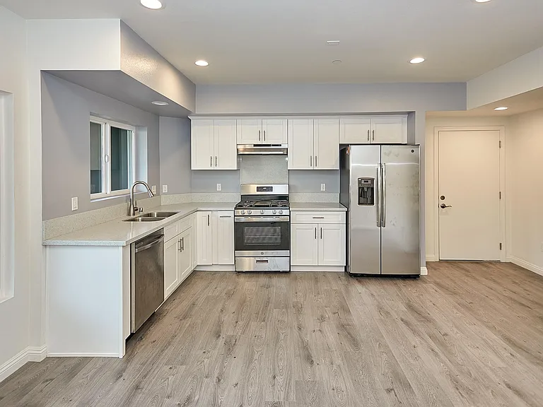 407 N Ardmore Ave #201 — Photo 6