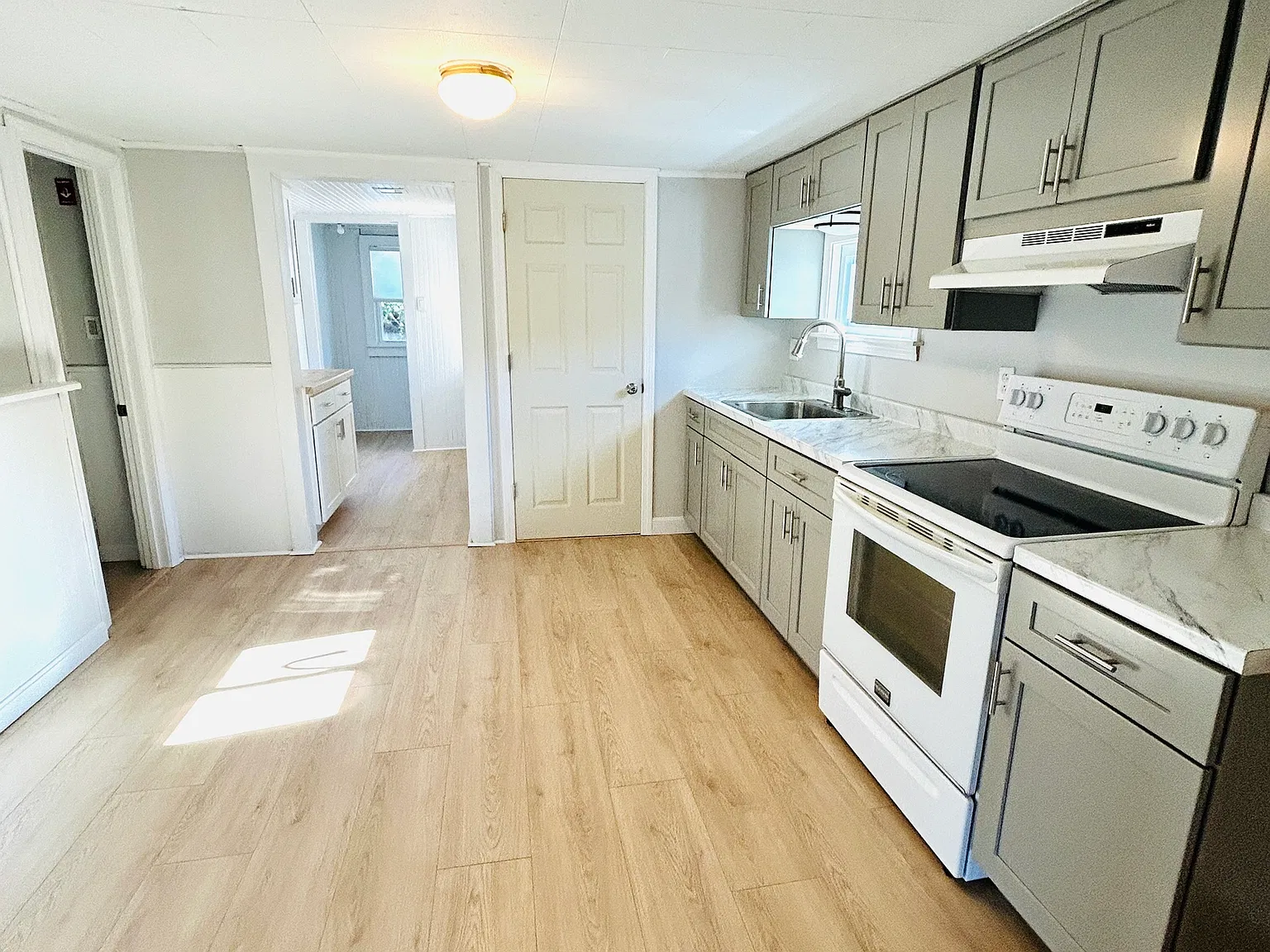 2 bed, 1.0 bath, 1738 sqft, $1,700 — Photo 2