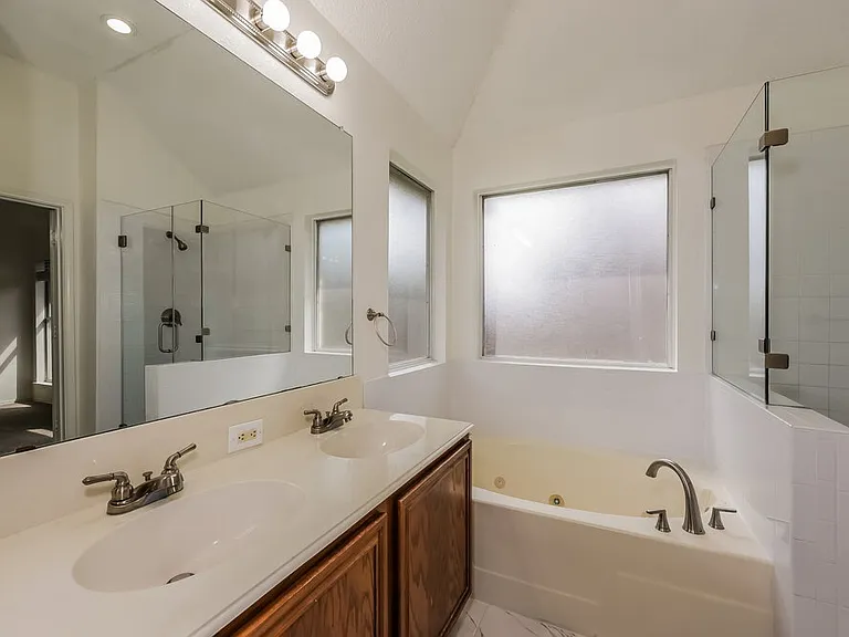 504 Bowie St — Photo 11