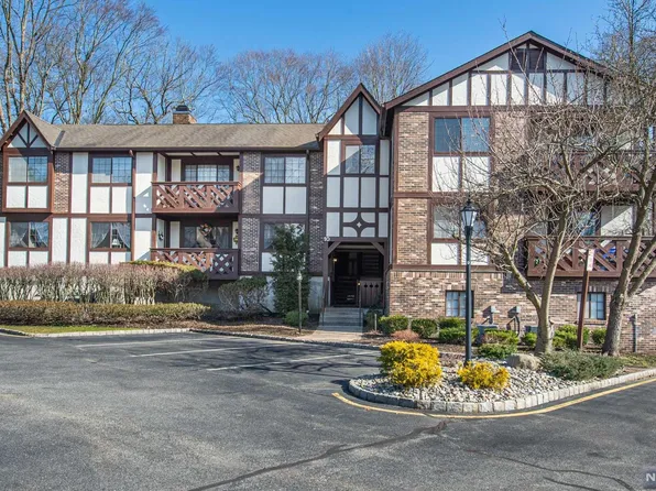 1009 Thoreau Ct, Mahwah, NJ 07430