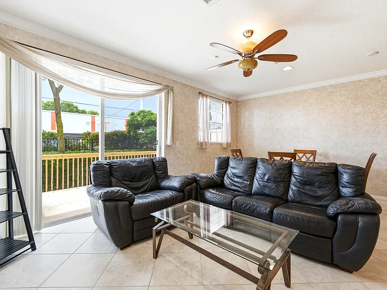 556 Marbella Cir — Photo 4