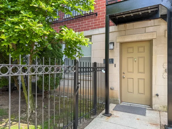 757 W Evergreen Ave #A, Chicago, IL 60610