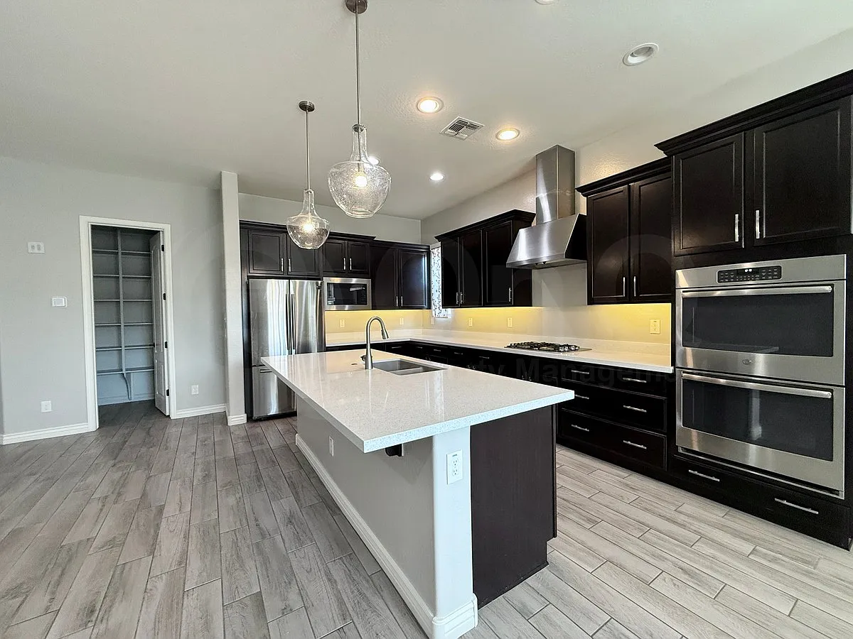 4 bed, 4.0 bath, 2519 sqft, $2,799 — Photo 4