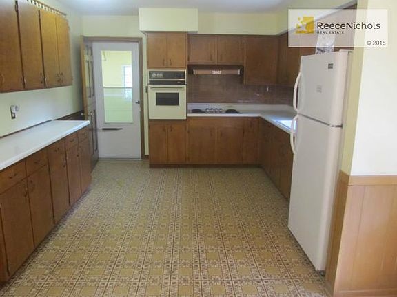 4th image of 13049 Bennington Ave
