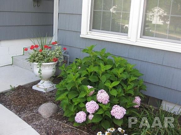 3rd image of 4206 N Hollyridge Cir