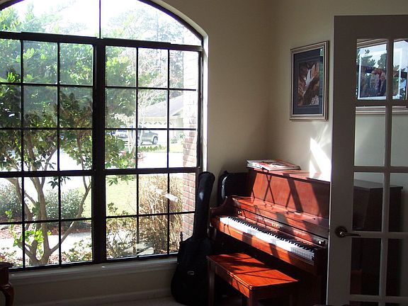Formal Living Room or Office w/Fr.Drs.