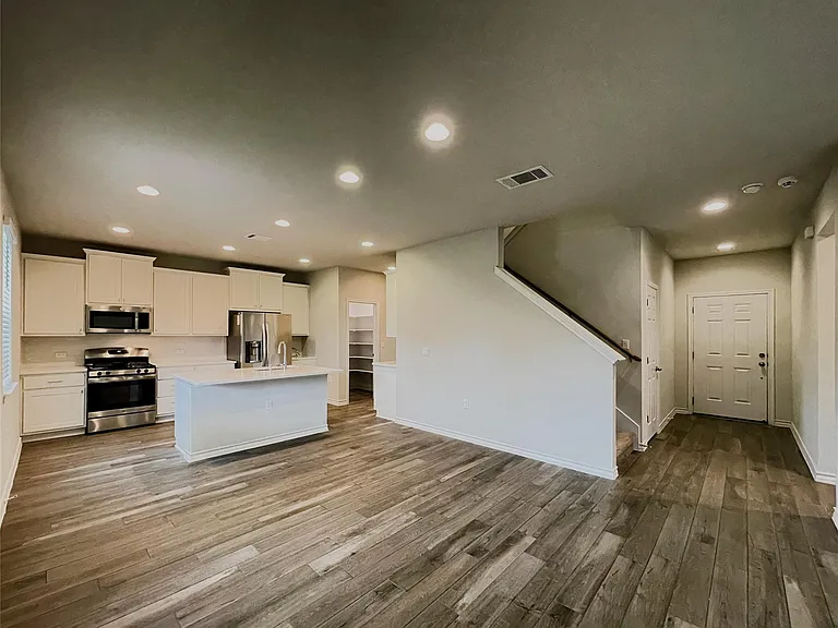 1602 Jacey Way — Photo 2