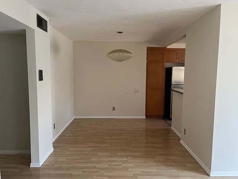 Dining room, perfect for a table with 4-6 chairs + intercom for letting people into the building