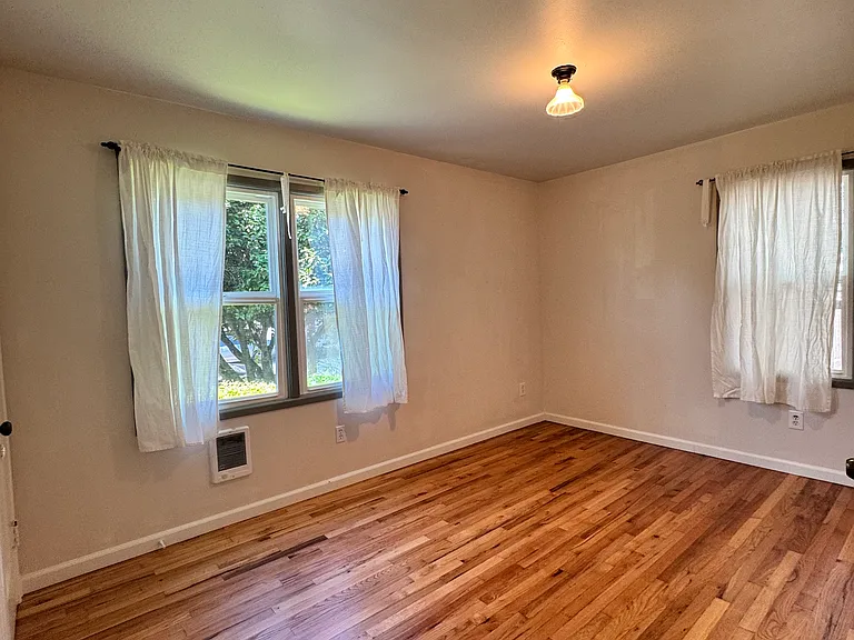 8935 N Kellogg St — Photo 6