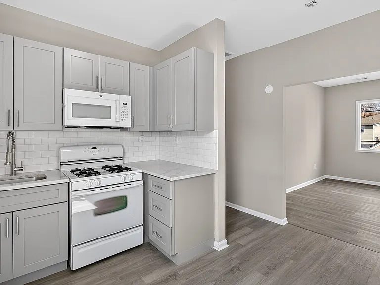 378 Grand St — Photo 7