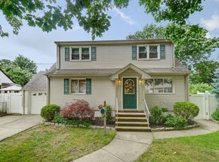 15 Scheele Pl, Saddle Brook, NJ 07663