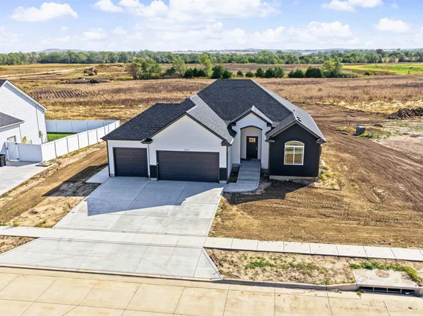 2211 Huntwood Dr, Salina, KS 67401