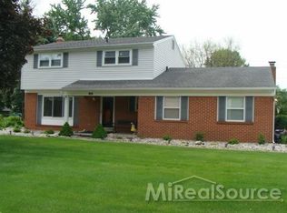 915 Portsmouth Rd, Troy, MI 48084