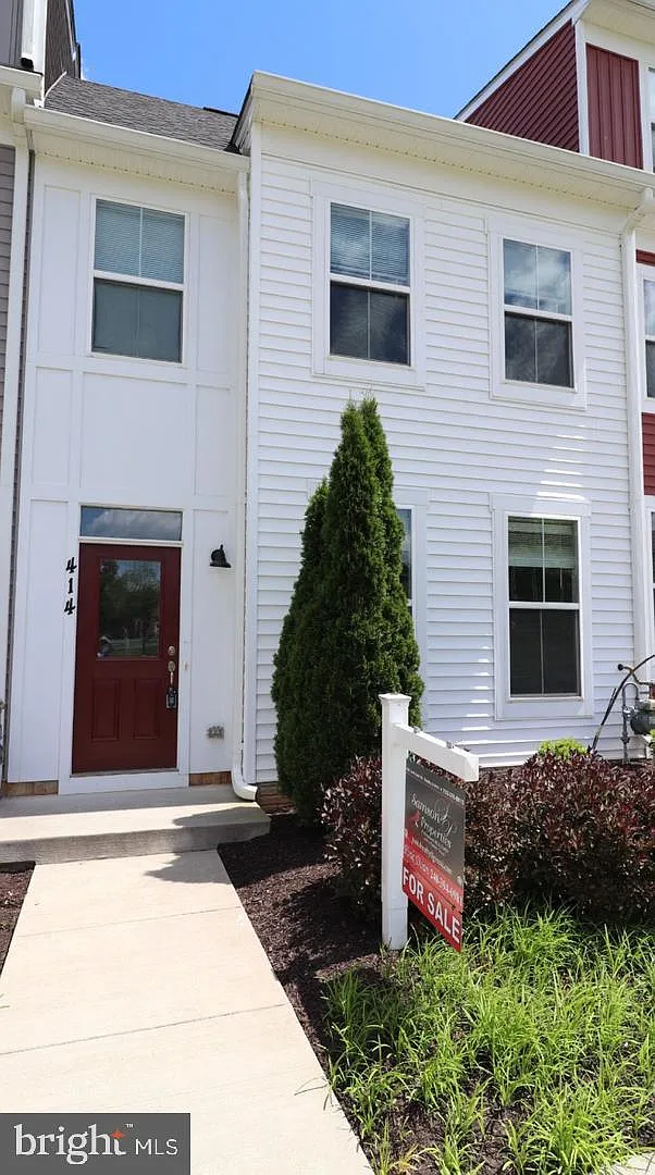3 bed, 2.5 bath, 2111 sqft, $2,000 — Photo 2